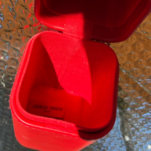 GIORGIO ARMANI BEAUTY • CHERRY RED LEATHER TRAVEL COSMETICS CASE - Picture 2 of 8